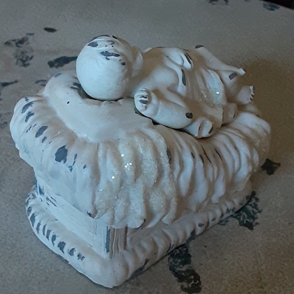 Ceramic Jesus in Manger - Picture 3 of 8